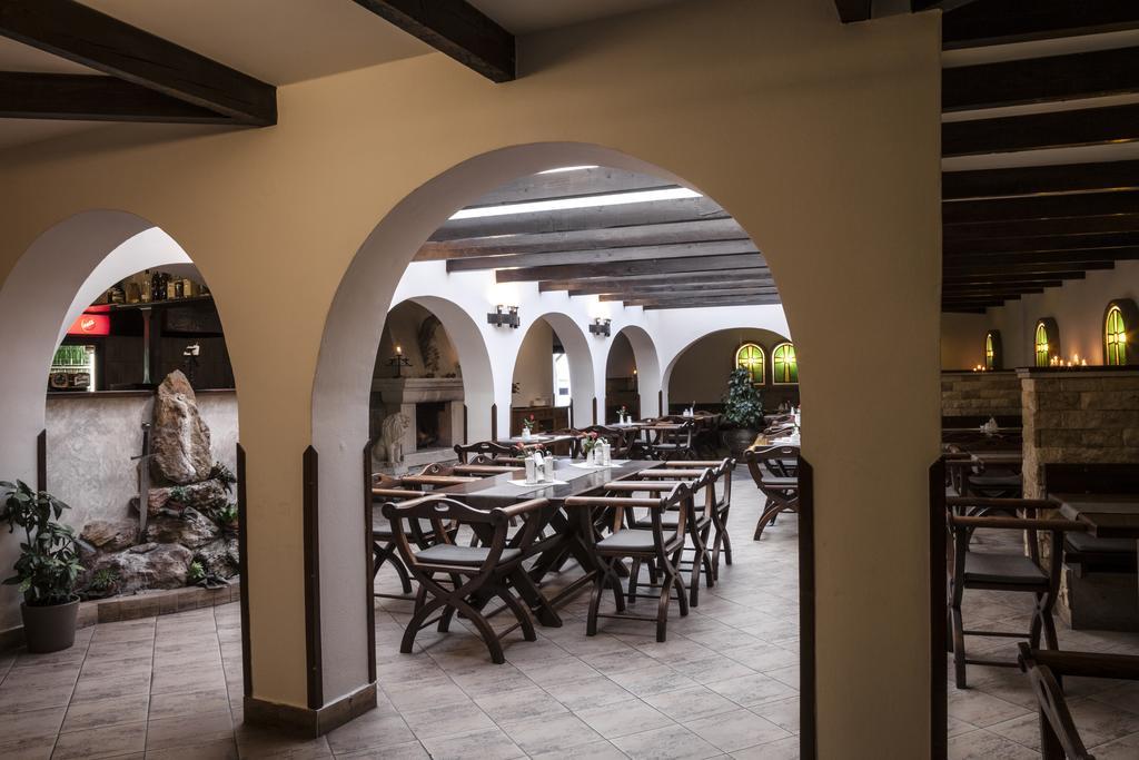 Excalibur Penzion A Restaurace Moravska Trebova Exterior photo